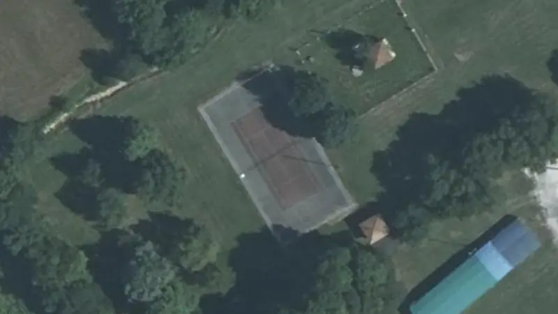 Vue aérienne du court de tennis : Terrain de tennis de Bresdon