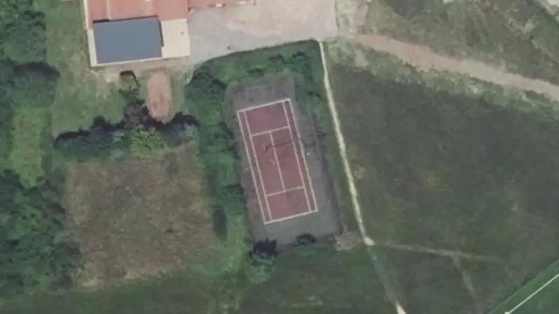 Vue aérienne du court de tennis : Complexe sportif d'Hellimer