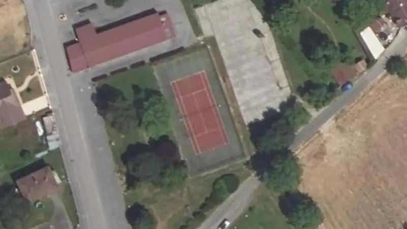 Vue aérienne du court de tennis : Terrain de pétanque et court de tennis