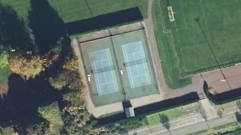 Vue aérienne des courts de tennis : Stade Municipal de Lambres-lez-Aire