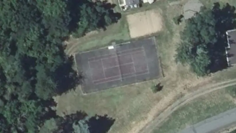 Vue aérienne du court de tennis : Village Vacances Val