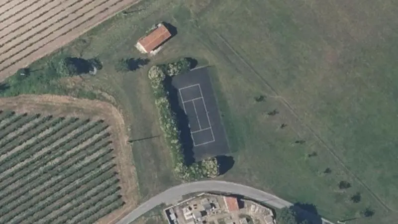 Vue aérienne du court de tennis : Complexe sportif de Mainxe-Gondeville