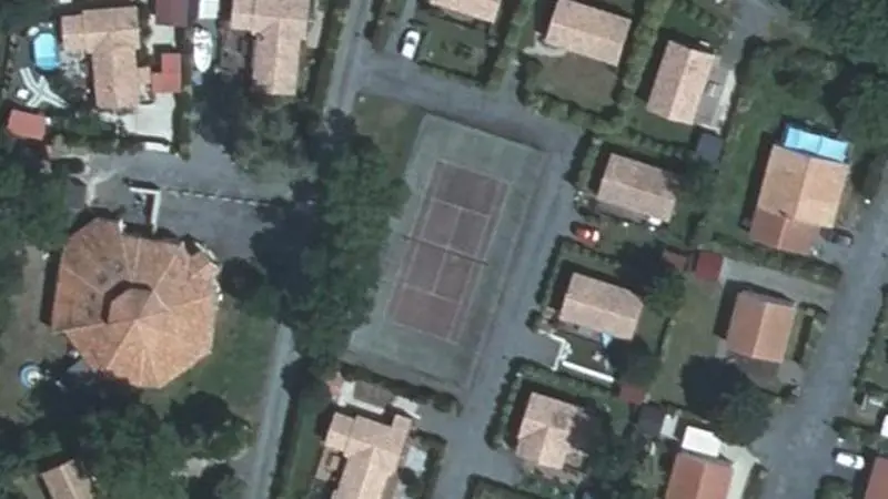 Vue aérienne du court de tennis : Parc Résidentiel de l'Orbrée