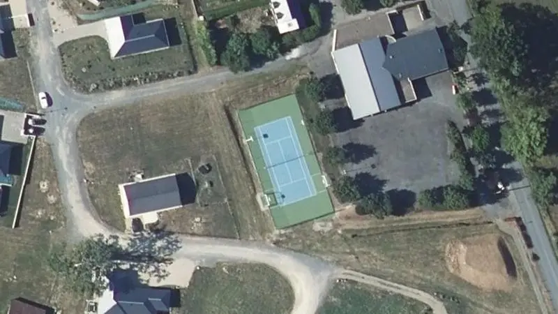 Vue aérienne du court de tennis : Terrain de Tennis et Salle des Fetes