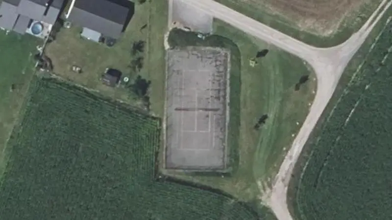 Vue aérienne du court de tennis : Terrain de tennis d'Holling