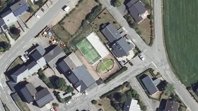 Vue aérienne du court de tennis : Terrain de tennis d'Err