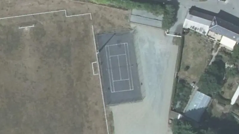 Vue aérienne du court de tennis : Complexe Sportif de Pleudaniel