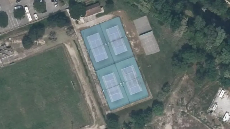 Vue aérienne des courts de tennis : Complexe Sportif d'Aramon