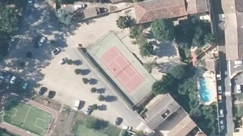Vue aérienne du court de tennis : Terrain de tennis de Bélarga
